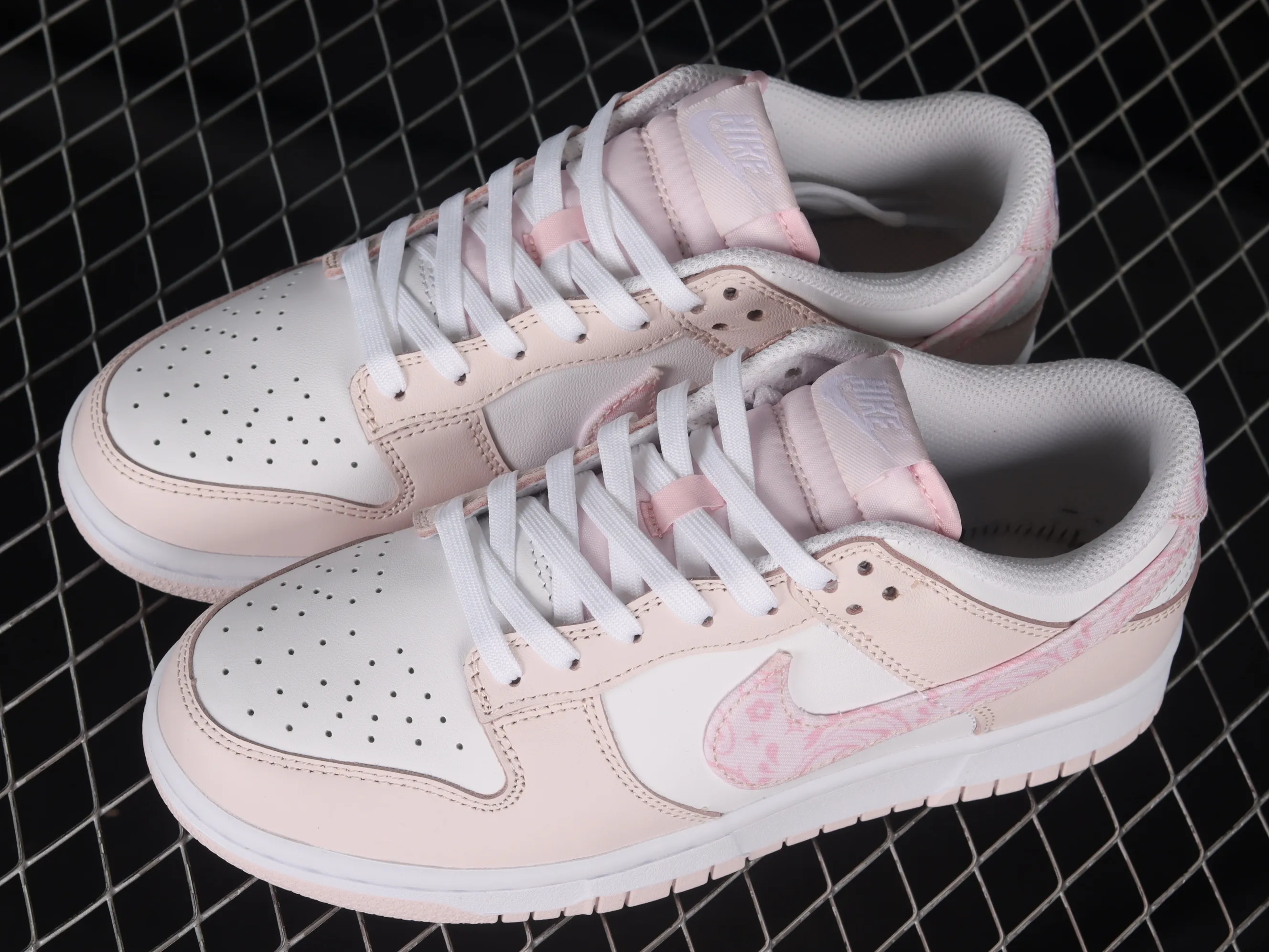 All categories Nk SB Dunk series Nk SB Dunk Low low-top sneakers C version Nk Dunk Low "Pink Paisley" Sakura pink SB low-top sports and leisure sneakers FD1449-100